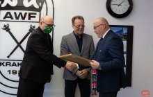 Wręczenie statuetki na ręce Władz Uczelni za AMP